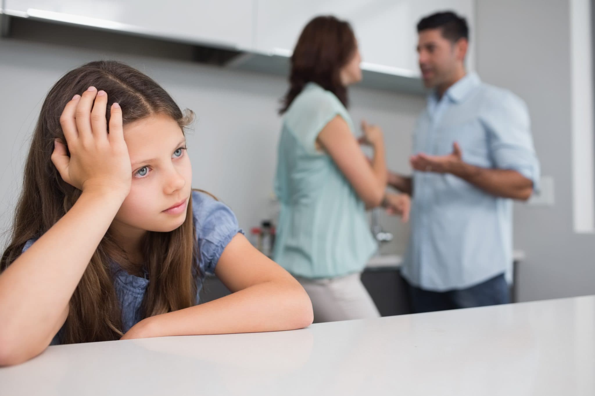 При разводе родителей суд учитывает мнение ребенка. Несовершеннолетние дети. Конфликт между родителями и детьми. Родители виноваты. Несовершеннолетние дети картинки.
